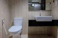 Toilet Kamar Homey and Relaxing 2BR @ Kondominium Golf Karawaci Apartment