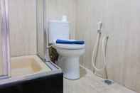 Toilet Kamar Homey and Relaxing 2BR @ Kondominium Golf Karawaci Apartment