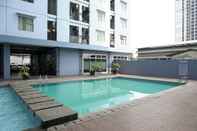 สระว่ายน้ำ Nice 2BR Green Park View Daan Mogot Apartment