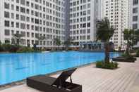 สระว่ายน้ำ Comfortable 2BR Apartment at M-Town Residence