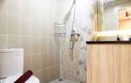 Phòng tắm bên trong 4 Homey 1BR at Enviro Apartment Cikarang