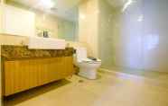 Toilet Kamar 2 Strategic 1BR Casa Grande Apartment near Kota Kasablanka Mall