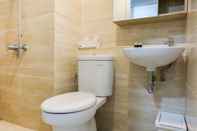 Toilet Kamar Clean and Tidy Studio Apartment at Springwood Residence