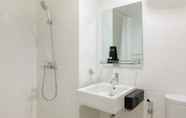 Toilet Kamar 7 Modern City View Studio Apartment at Tuscany Residences