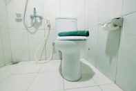 Toilet Kamar Comfy 2BR Apartment at Nifarro Park Pasar Minggu