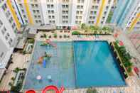 Swimming Pool Spacious Studio Apartment at Skyline Paramount