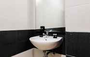 Toilet Kamar 5 Modern 1BR Apartment at Scientia Residence