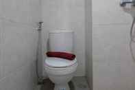 Toilet Kamar Modern and Comfy Studio Parkland Avenue Apartment