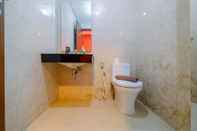 Toilet Kamar Spacious Cozy and Relax 2BR at L'Avenue Apartment