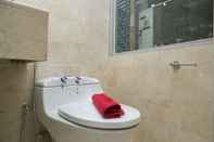 Toilet Kamar Modern and Comfortable 2BR at The Empyreal Condominium Epicentrum Apartment