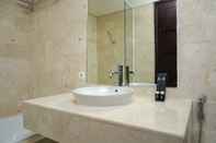 Toilet Kamar Luxury 2BR at The Empyreal Condominium Epicentrum Apartment