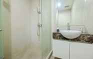 Toilet Kamar 4 Modern 1BR Apartment at Casa Grande Residence