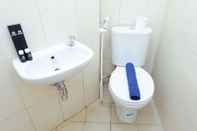 Toilet Kamar Spacious Studio Apartment at Pavilion Permata