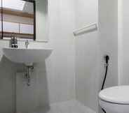 Toilet Kamar 7 Modern and Furnished Studio Casa de Parco Apartment