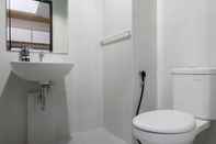 Toilet Kamar Modern and Furnished Studio Casa de Parco Apartment