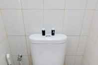 Toilet Kamar Comfortable and Fully Furnished Studio at Poris 88 Apartment