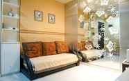 Kamar Tidur 5 Trendy & Relaxing 2BR at The Suite Metro Apartment