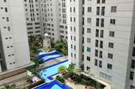 สระว่ายน้ำ Minimalist 1BR with Pool View at Bassura City Apartment