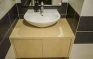 Toilet Kamar 6 Elegant 1BR Apartment Scientia Residences near Summarecon Mall Serpong