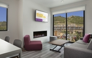 Lobi 7 YotelPAD Park City