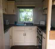 Bilik Tidur 5 Captivating 2-bed Static Caravan in Holyhead