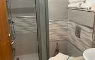 Toilet Kamar 7 Airbetter - Luxurious Sea View One Bedroom Apartments Kelibia