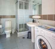 Toilet Kamar 2 Lovely 1BR in Sports City With Golf Course Views!