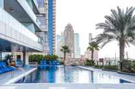 สระว่ายน้ำ Premium & Cozy 1BR Apartment in Dubai Marina