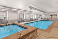 สระว่ายน้ำ Microtel Inn & Suites by Wyndham Georgetown Lake