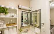 ห้องน้ำภายในห้อง 3 InTown Suites Extended Stay Columbia SC - Broad River