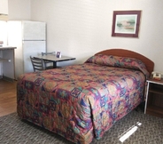 Bedroom 7 InTown Suites Extended Stay Louisville KY - Wattbourne Lane