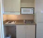 Kamar Tidur 5 InTown Suites Extended Stay Louisville KY - Wattbourne Lane