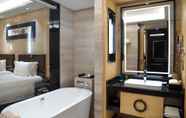 In-room Bathroom 4 Kande Grand Land Hotel