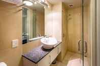 In-room Bathroom Absolute Lakefront Living 2 Bedroom