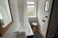 In-room Bathroom Reading 3 Bedroom apartment