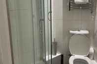 Toilet Kamar Modern 1 Bed Apartment