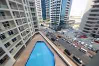 Swimming Pool Signature Holiday Homes - Al Fahad Dubai