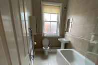 Toilet Kamar Central Location - 2 Bedroom Apartment