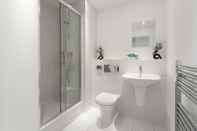 In-room Bathroom Limehouse by Flying Butler