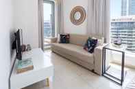 Ruang Umum Dazzling & Artistic Studio Apartment In Dubai Marina