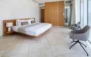 Kamar Tidur 4 Elegant 2BR Apartment in The Five w/ Private Pool