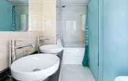 Toilet Kamar 5 Elegant and Functional 2BR in Marina - Sleeps 5!