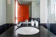 Toilet Kamar Elegant & Spacious 2BR Apartment In Dubai Marina