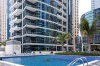 Kolam Renang Panoramic 1BR Apartment In Dubai Marina
