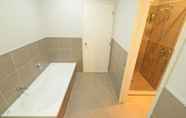 In-room Bathroom 5 Northridge Country Lodge