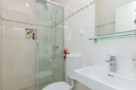 In-room Bathroom Rooms Batina