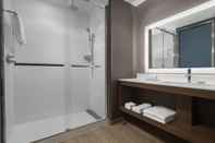 Toilet Kamar AC Hotel by Marriott Columbus Downtown