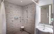 In-room Bathroom 6 Hampton by Hilton Kiel City Centre