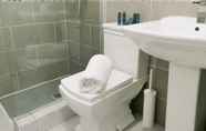 Toilet Kamar 7 Tudors eSuites Five Ways Terrace Parking