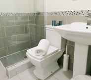 In-room Bathroom 7 Tudors eSuites Five Ways Terrace Parking